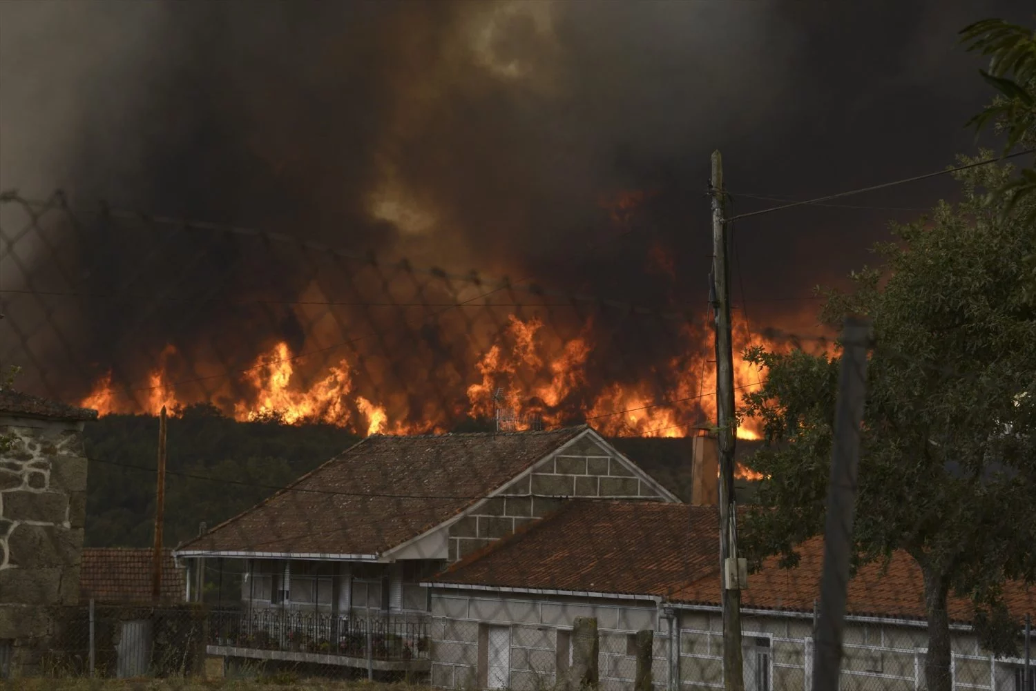 Incendio forestal se acerca a Vilela, a 15 de agosto de 2025, en Vilela, Cualedro, Monterrei, Ourense, Galicia (Fuente: Agencias)
