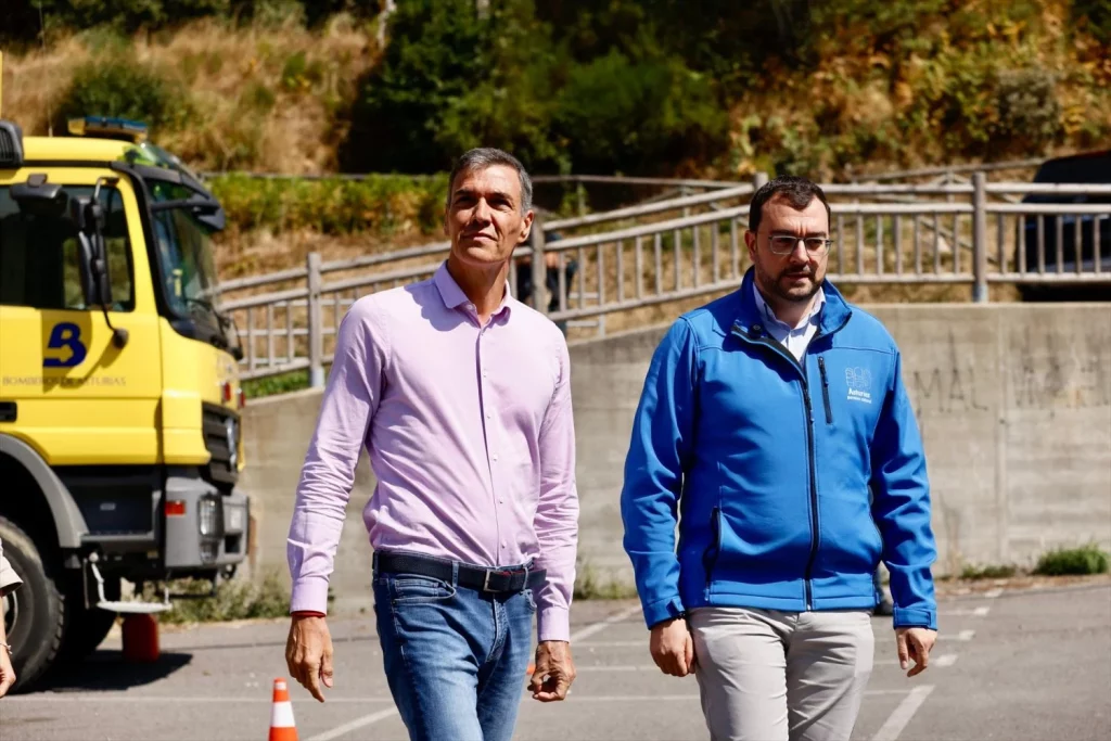 El PP quiere presionar a Sánchez en el Congreso "por la corrupción que avergüenza a Europa" 1 Moncloa EuropaPress 6911399 presidente gobierno pedro sanchez acompanado presidente principado asturias Moncloa