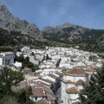 El lugar donde más llueve de España es un paraíso en septiembre: el pueblo blanco ideal para amantes del senderismo