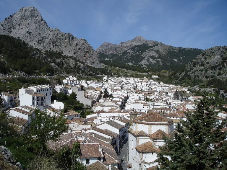 El lugar donde más llueve de España es un paraíso en septiembre: el pueblo blanco ideal para amantes del senderismo