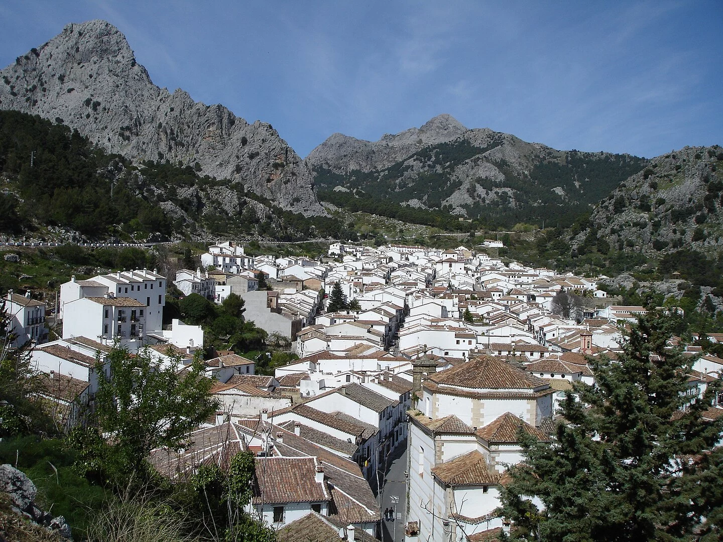El lugar donde más llueve de España es un paraíso en septiembre: el pueblo blanco ideal para amantes del senderismo