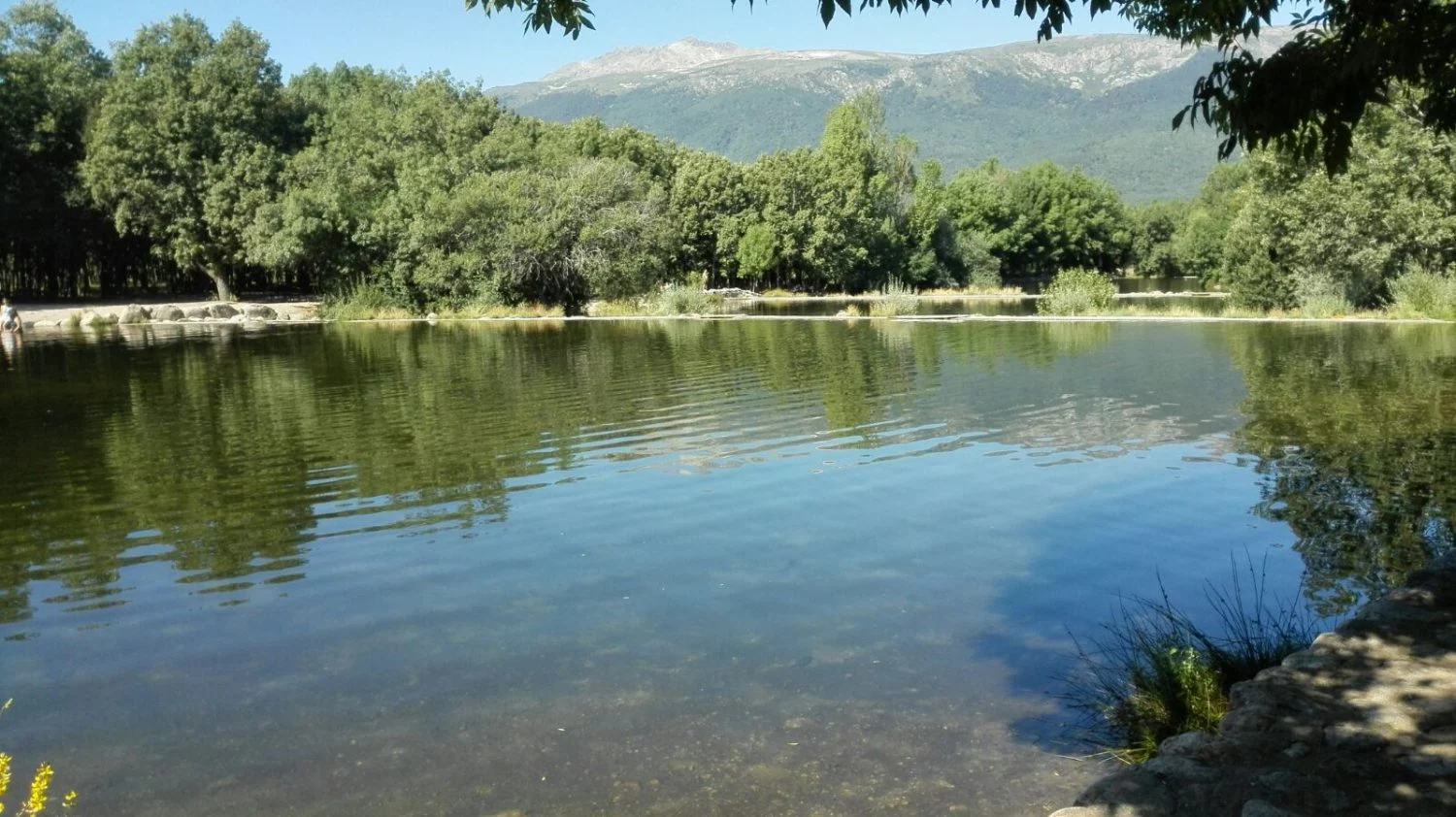 La piscina natural a 45 minutos de Madrid que se va a llenar este finde: este es el truco para ir y no encontrar a nadie