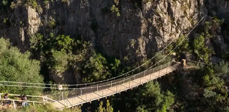 Olvida el Caminito del Rey: la ruta de los puentes colgantes a una hora de Valencia que te dejará sin aliento