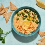 Hummus saludable, cremoso y lleno de proteína vegetal ideal para cualquier momento del día