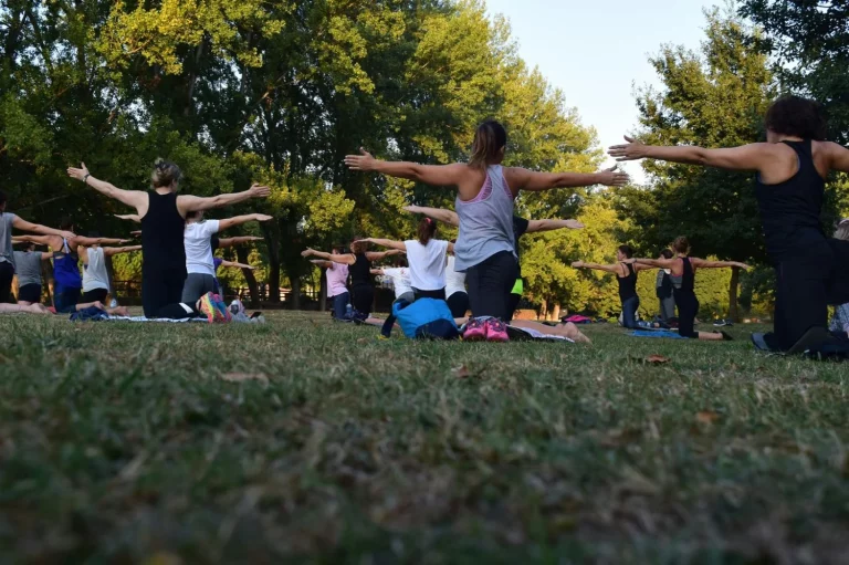 Esta postura de yoga es ideal para cuando sientes que el mundo te sobrepasa