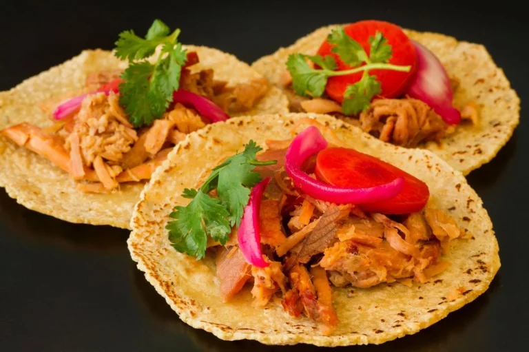 Prueba el irresistible encanto de estos tacos de pescado a la plancha recién hechos