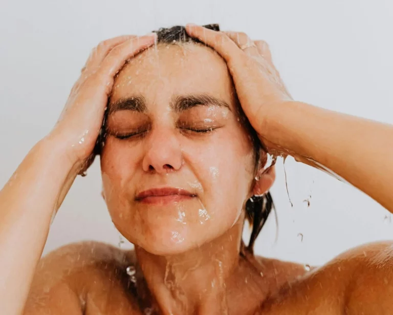 ¿Es bueno ducharse todos los días? Esto dicen los dermatólogos sobre su impacto en la piel y la salud