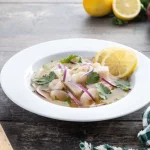 Prueba esta receta de ceviche tropical que te transporta a la playa con cada bocado