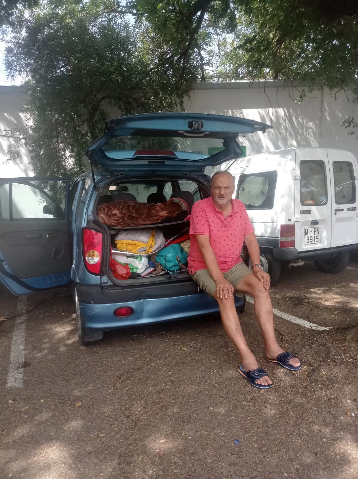 Manuel Fernández Padin, arrepentido de la Nécora, en el coche en el que vive. CEDIDA