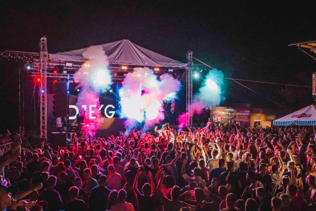Agosto viene cargado de buena música con estos conciertos gratuitos que no te puedes perder 4 Moncloa Alcalá se despide de agosto con rumba