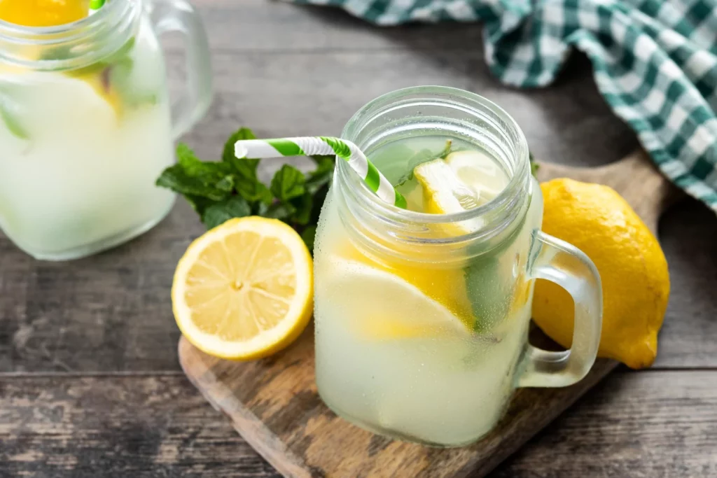 LA CIENCIA DETRÁS DEL VASO: ¿QUÉ OCURRE EN TU CUERPO AL BEBER AGUA TIBIA CON LIMÓN?
