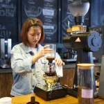 Mabel Hidalgo (57), barista madrileña, explica lo que nadie te dice: «El 90% de los españoles prepara el café mal por esta razón»