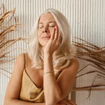 Una dermatóloga comparte su rutina de belleza para piel madura (40+): “Todo es de Mercadona y funciona”
