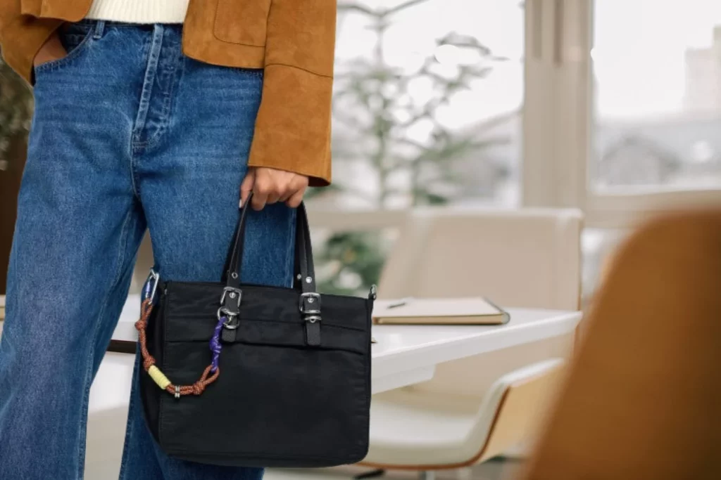 Este bolso de Parfois está rebajado y promete elevar cualquier atuendo de oficina por menos de 30 euros 1 Moncloa El bolso tote de Parfois que roba corazones