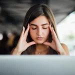 «La gente cree que es cansancio, pero es una ‘niebla mental'»: el hábito digital que está friendo tu capacidad de concentración..
