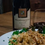 Un cardiólogo alerta: el vino en la comida no es sano, por qué es un riesgo que hemos convertido en costumbre