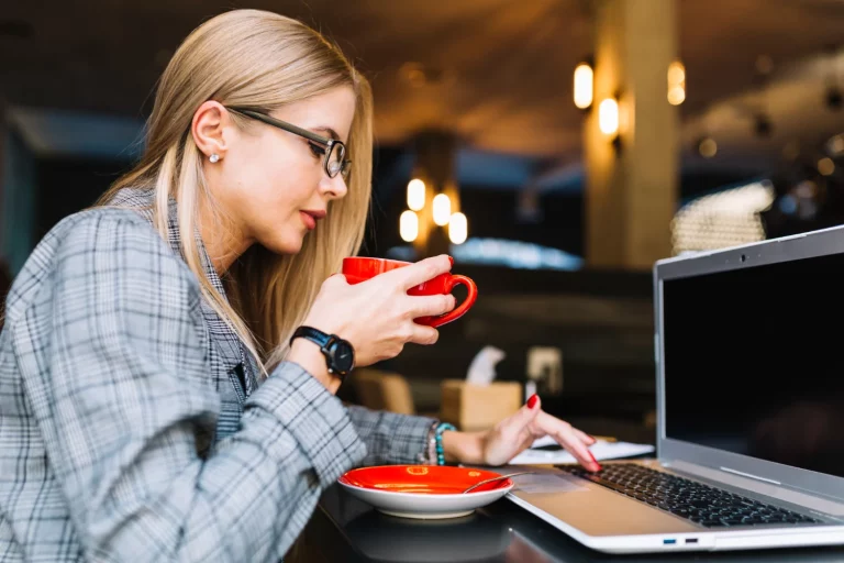 El ‘ciberataque del café’: cómo te roban datos en bares con WiFi gratuito