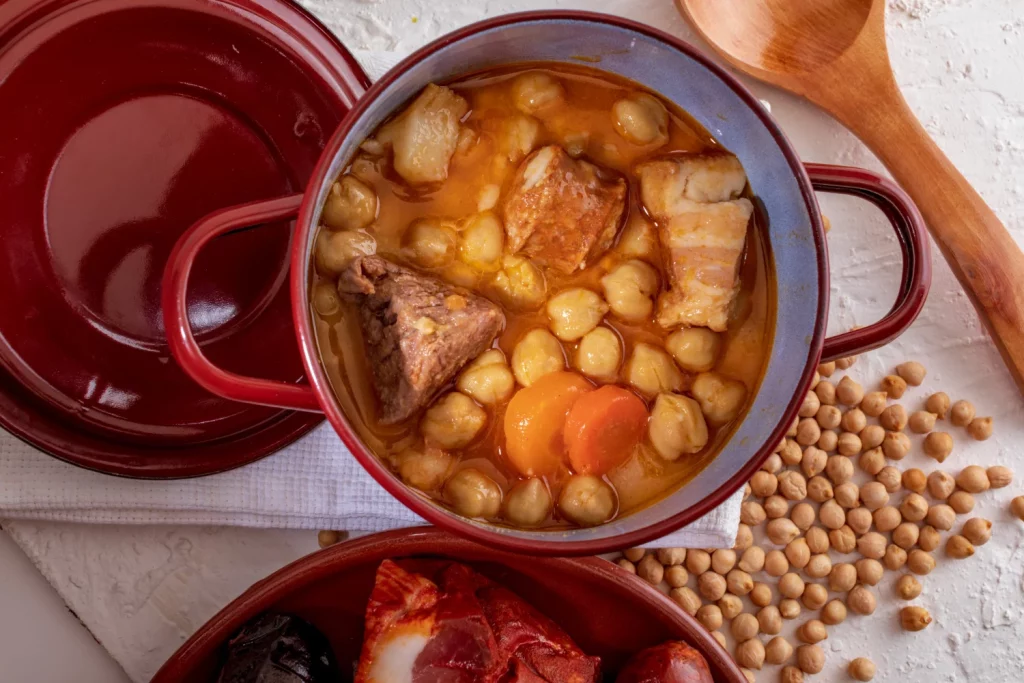 Cocido madrileño y clavo: la razón olvidada que usaban las abuelas del XIX y que aún sorprende hoy Por qué el cocido madrileño lleva un clavo 1 Moncloa Hoy en día, con acceso a ingredientes de primera calidad, cabe preguntarse si sigue teniendo sentido añadir el clavo al cocido madrileño. Fuente: Freepik