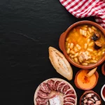 Cocido madrileño y clavo: la razón olvidada que usaban las abuelas del XIX y que aún sorprende hoy Por qué el cocido madrileño lleva un clavo