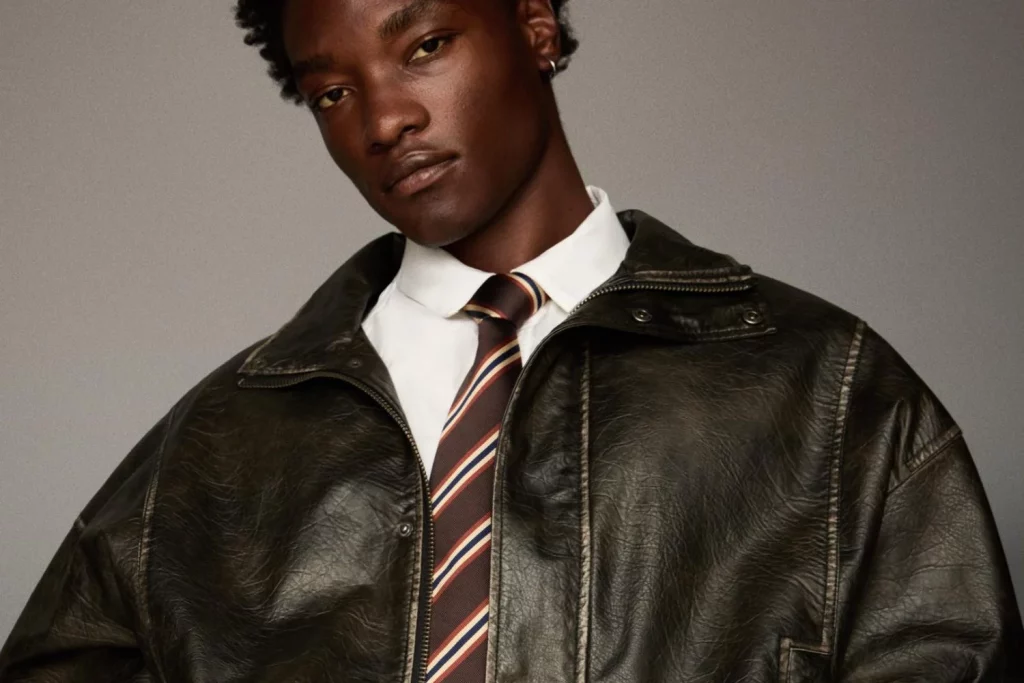 Esta novedosa colección de Bershka ya arrasa entre los hombres modernos que saben vestir bien 1 Moncloa Luce elegante con esta cazadora de Bershka