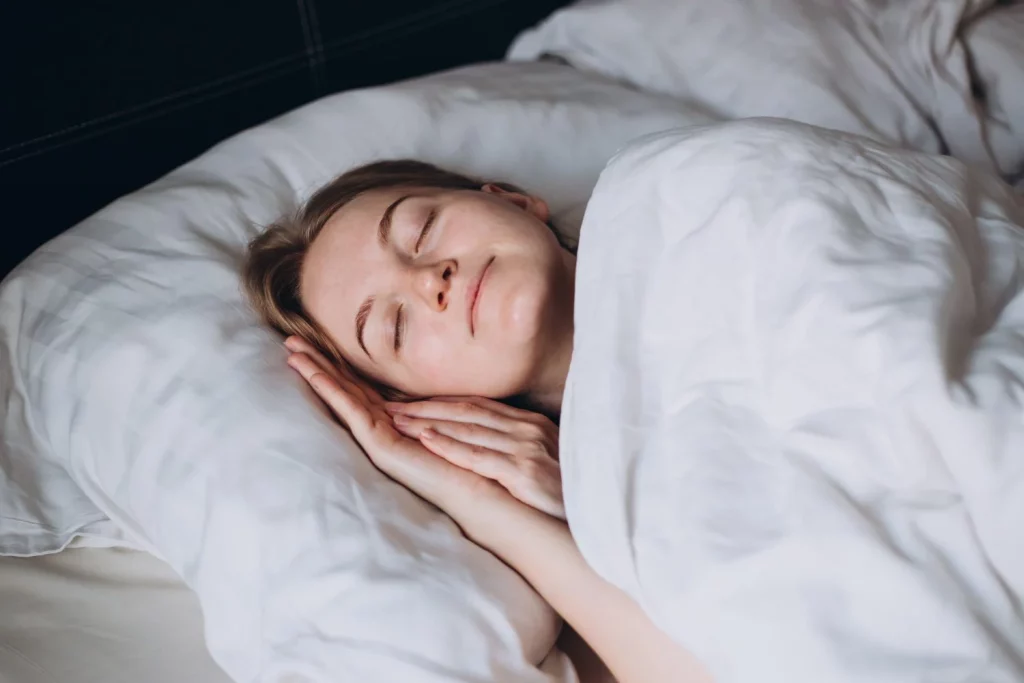 MÁS ALLÁ DE LA POSTURA: ALIADOS Y ENEMIGOS DE TUS OJERAS EN EL DÍA A DÍA