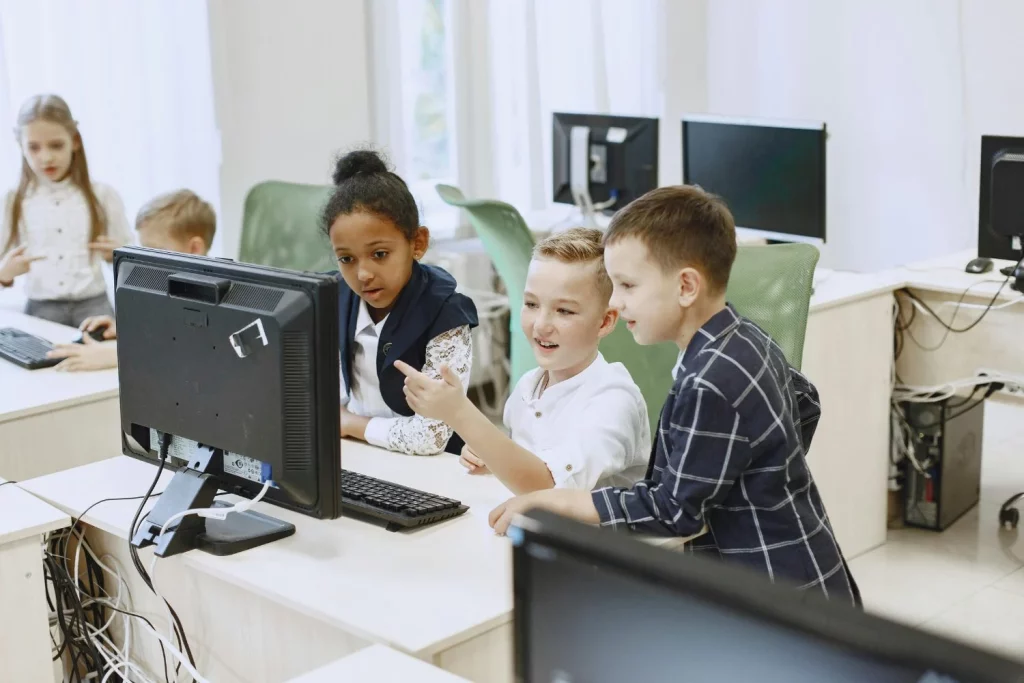 España adopta el plan escolar “sin pantallas” de EE.UU.: un Decreto limitará el uso de móviles en aulas 4 Moncloa Algunas excepciones de este decreto que debes conocer