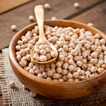 El 95% de los españoles tira el agua de los garbanzos: el ingrediente que los chefs usan para no añadir sal a los caldos