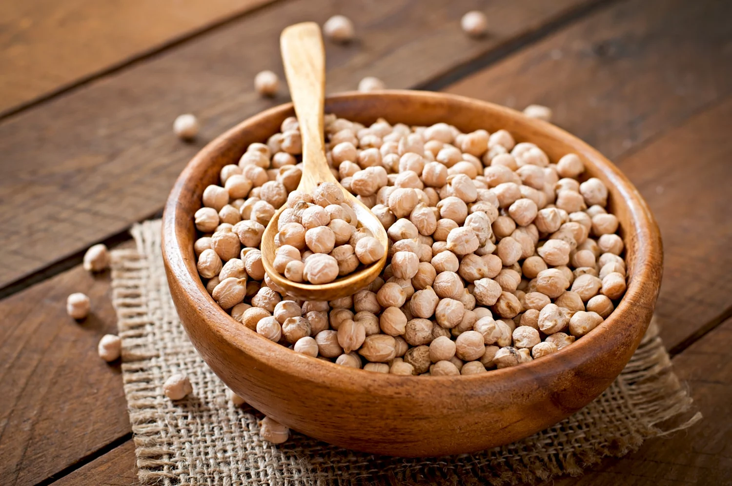 El 95% de los españoles tira el agua de los garbanzos: el ingrediente que los chefs usan para no añadir sal a los caldos