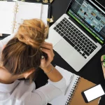 La escritura terapéutica que ayuda a calmar tu estrés y ansiedad acumulada del día: lo que debes anotar cada noche para liberar tu mente