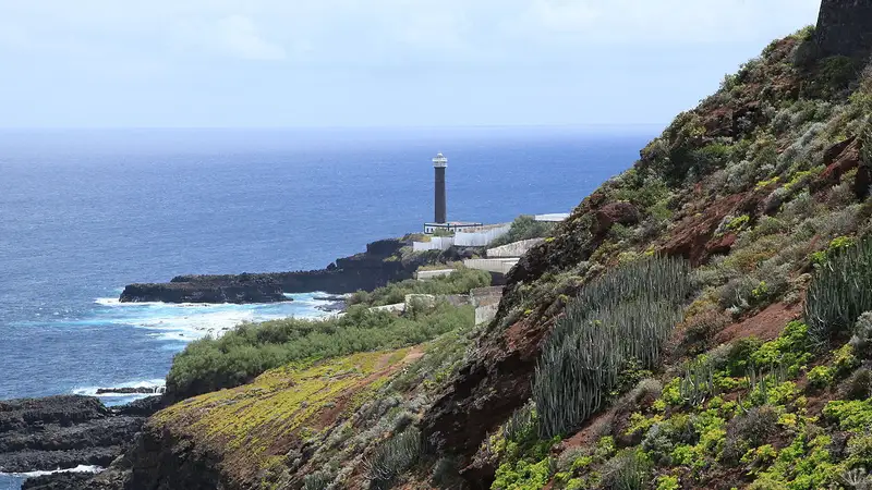 El hotel español dentro de un faro abandonado donde duermes sobre las olas a 30 metros de altura