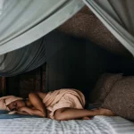 Aplicar estos hábitos nocturnos te ayuda a despertar con menos ansiedad y más energía