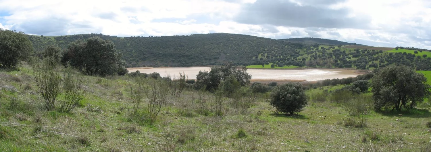 El lago español que HIERVE a 80 grados y puedes bañarte, si eres muy valiente