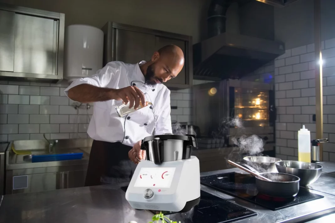 Con este robot peudes cocinar de todo