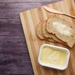 Cardiólogo alerta del ‘veneno’ blanco que le echas a las tostadas y es peor que el azúcar para tu corazón