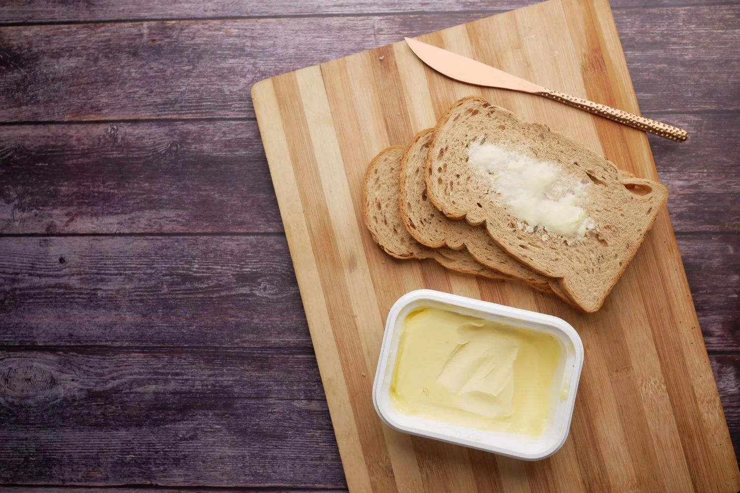 Cardiólogo alerta del 'veneno' blanco que le echas a las tostadas y es peor que el azúcar para tu corazón