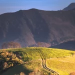 El encantador pueblo de Navarra con una cueva única y un balneario histórico que te transporta en el tiempo