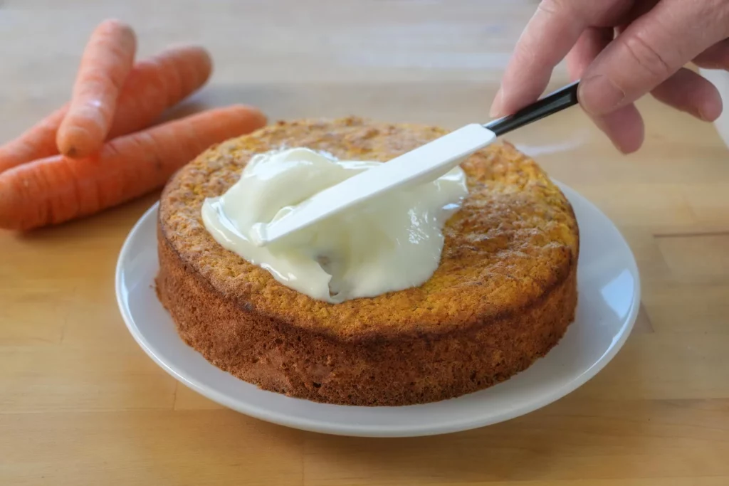 Explora los ingredientes cuidadosamente seleccionados que hacen de este pastel de zanahoria una opción deliciosa y apta para todos, sin renunciar al sabor. Fuente: Freepik 
