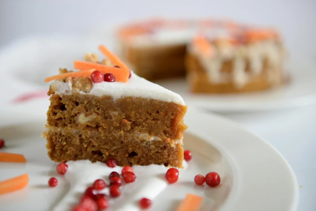 Aprende a dominar la sencillez de tu microondas para elaborar el pastel de zanahoria perfecto en un tiempo récord, transformando tu cocina en un laboratorio de dulzura instantánea. Fuente: Freepik 
