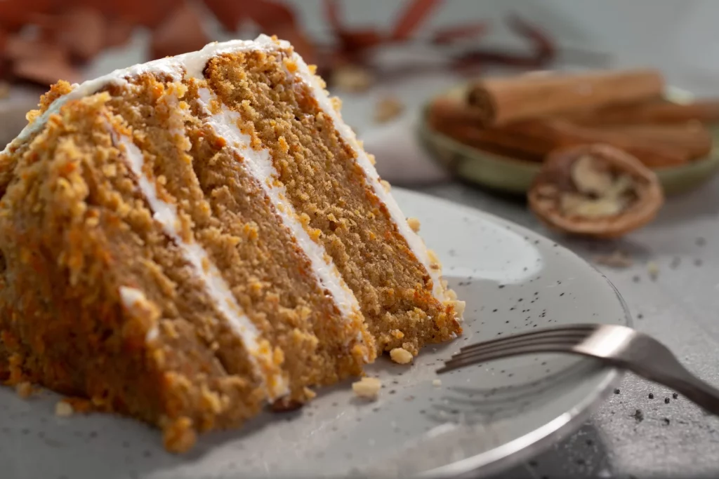 Descubre los trucos y adaptaciones que llevarán tu pastel de zanahoria al siguiente nivel, convirtiéndolo en una leyenda culinaria de tu repertorio. Fuente: Freepik 
