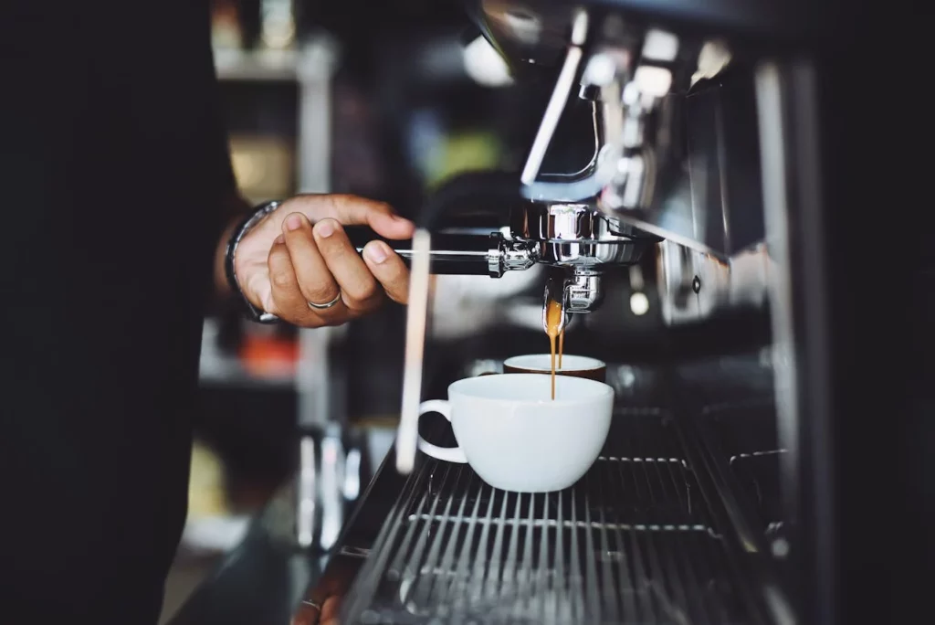 Mabel Hidalgo (57), barista madrileña, explica lo que nadie te dice: "El 90% de los españoles prepara el café mal por esta razón" 1 Moncloa Aquí reside el origen del problema: en el elemento más abundante de la taza y, paradójicamente, el más ignorado en la ecuación.