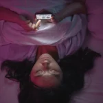 Un psicólogo avisa sobre el hábito digital que te está robando la felicidad sin que te des cuenta: «Es la nueva adicción silenciosa»