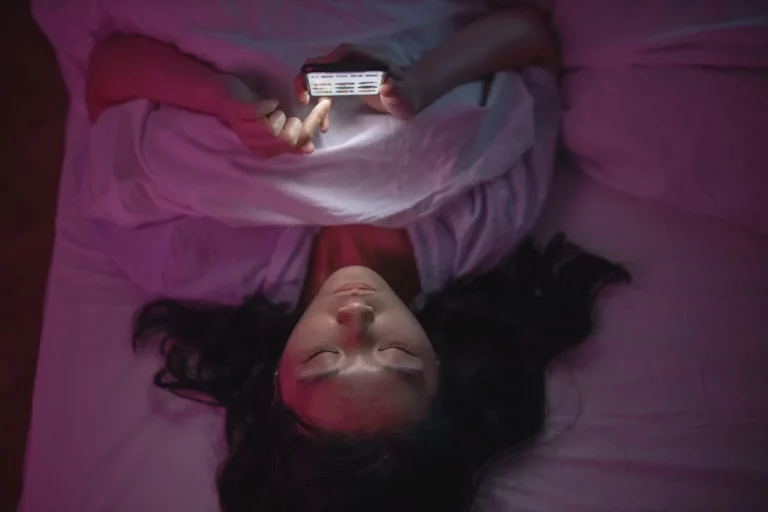 Un psicólogo avisa sobre el hábito digital que te está robando la felicidad sin que te des cuenta: «Es la nueva adicción silenciosa»