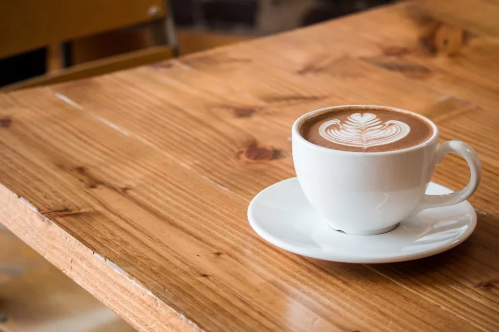 Mabel Hidalgo (57), barista madrileña, explica lo que nadie te dice: "El 90% de los españoles prepara el café mal por esta razón" 3 Moncloa El viaje hacia la taza perfecta no termina cuando el líquido cae en la porcelana; empieza mucho antes, desde el momento en que guardas el paquete en tu despensa.