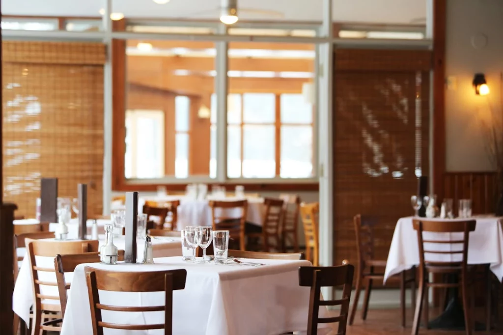 Aunque es una práctica totalmente ilegal, algunos restaurantes todavía intentan jugar al despiste con los impuestos para que sus precios parezcan más bajos de lo que son.