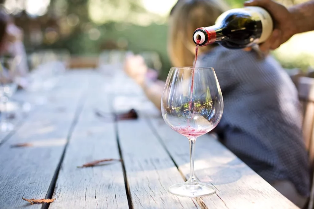 Juan Flores, enólogo (51): "En este pueblo de La Rioja te emborrachas solo con el aire a vino, y solo sucede en septiembre" 2 Moncloa El escenario de este milagro olfativo en La Rioja es uno de los pueblos más bonitos de España.
