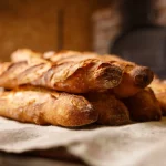 No te lo cuentan, pero los panaderos profesionales añaden este ingrediente a la masa para un pan con una corteza más crujiente y dorada