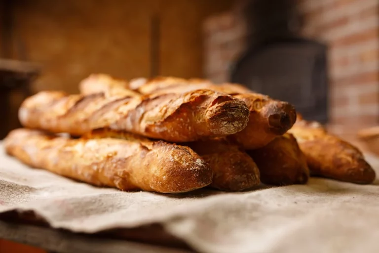No te lo cuentan, pero los panaderos profesionales añaden este ingrediente a la masa para un pan con una corteza más crujiente y dorada