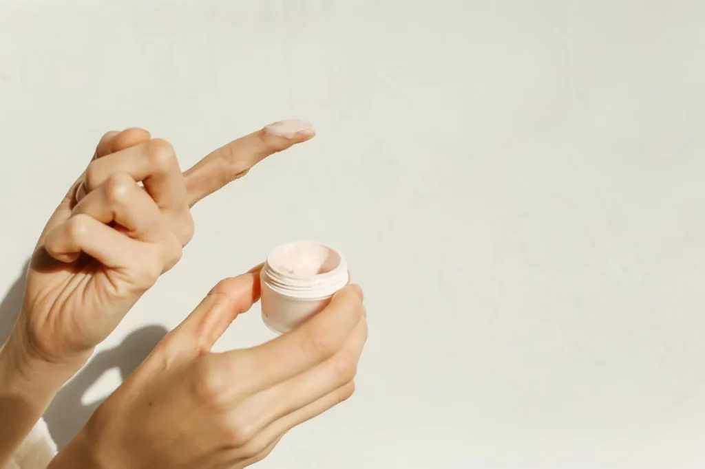 Fran Isidropo (34), dermatólogo: "Mejor evita usar tu crema hidratante si tiene este ingrediente" (y más después de estar expuesta al sol) 1 Moncloa pexels polina tankilevitch 5468661 Moncloa