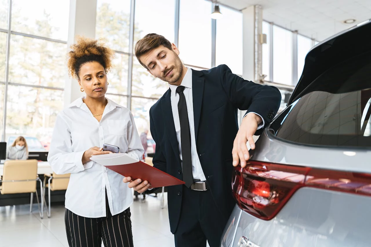 "Pagué 6.000€ por un coche de segunda mano y tenía los kilómetros bajados": el truco infalible para detectarlo pidiendo este informe a la DGT 1 Moncloa Un precio demasiado bueno para ser verdad suele ser la primera señal de alarma en el mercado de segunda mano.