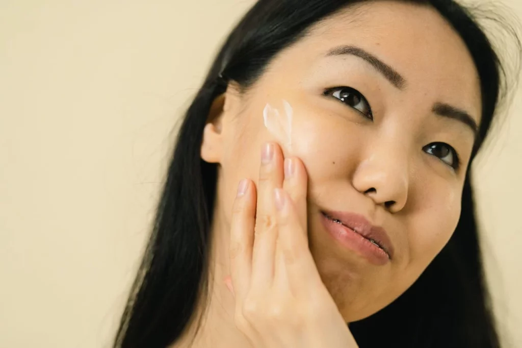 Fran Isidropo (34), dermatólogo: "Mejor evita usar tu crema hidratante si tiene este ingrediente" (y más después de estar expuesta al sol) 3 Moncloa pexels shvets production 9774669 Moncloa